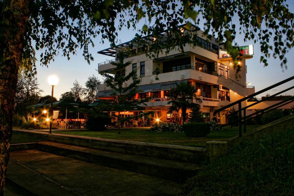 Hotel Le Pont Приедор Экстерьер фото