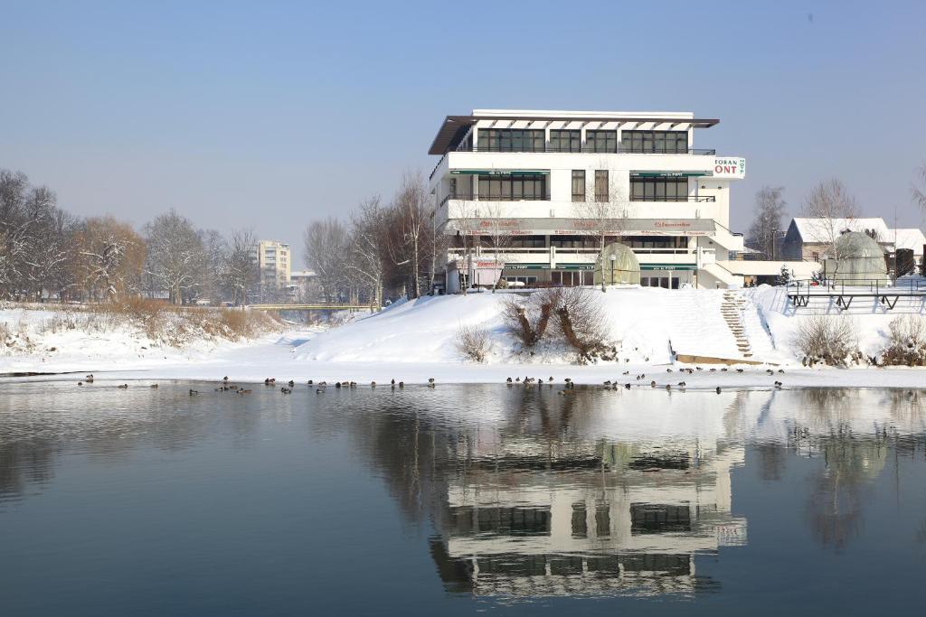 Hotel Le Pont Приедор Экстерьер фото