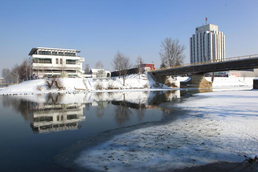Hotel Le Pont Приедор Экстерьер фото